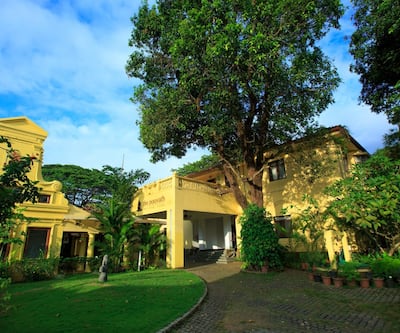 https://imgcld.yatra.com/ytimages/image/upload/t_hotel_yatra_city_desktop/v1486386629/Domestic Hotels/Hotels_Cochin/The Poovath Heritage - An Amritara Resort/Outer_View.jpg